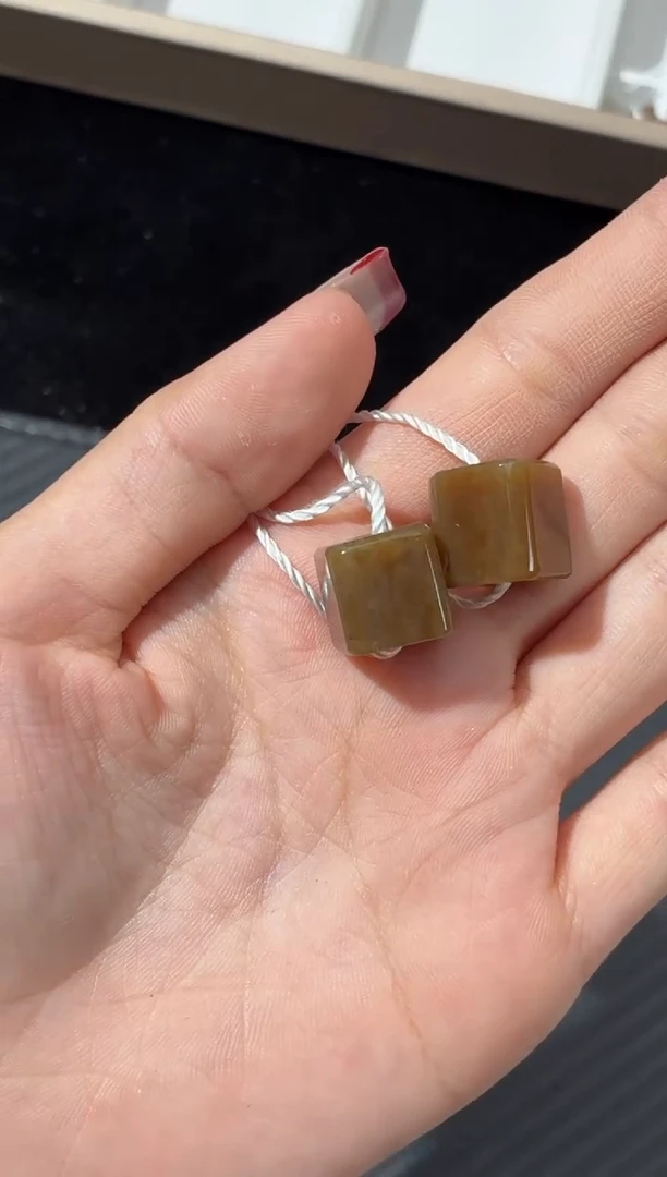 吊坠(不含链)未镶嵌和田玉若羌纯糖微色差吊坠多样性发一