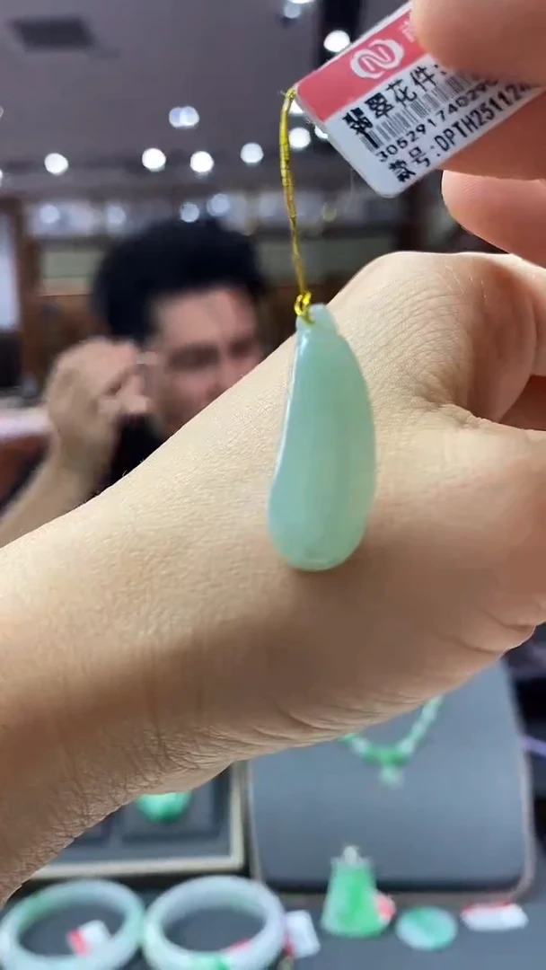 颈饰未镶嵌翡翠福瓜