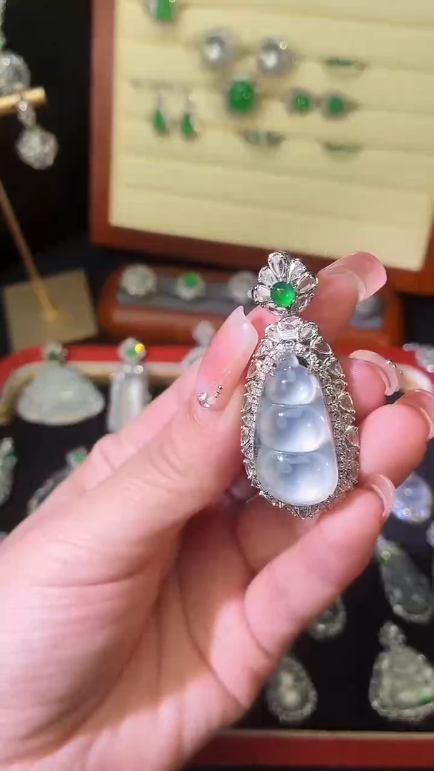 颈饰18K金镶嵌翡翠福豆