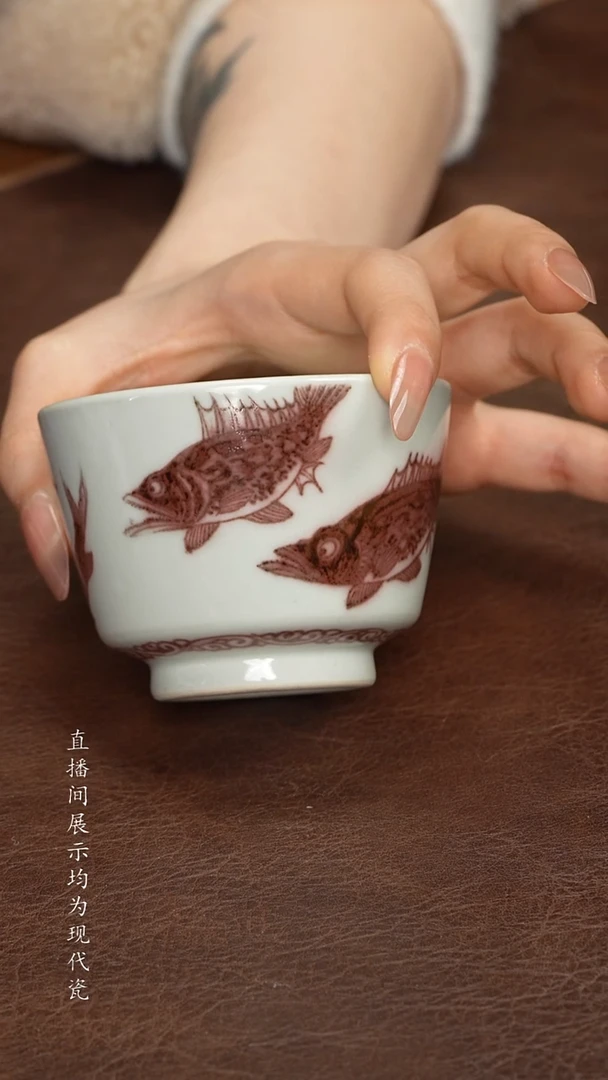 素月明河青花三鳜争食釉里红杯杯