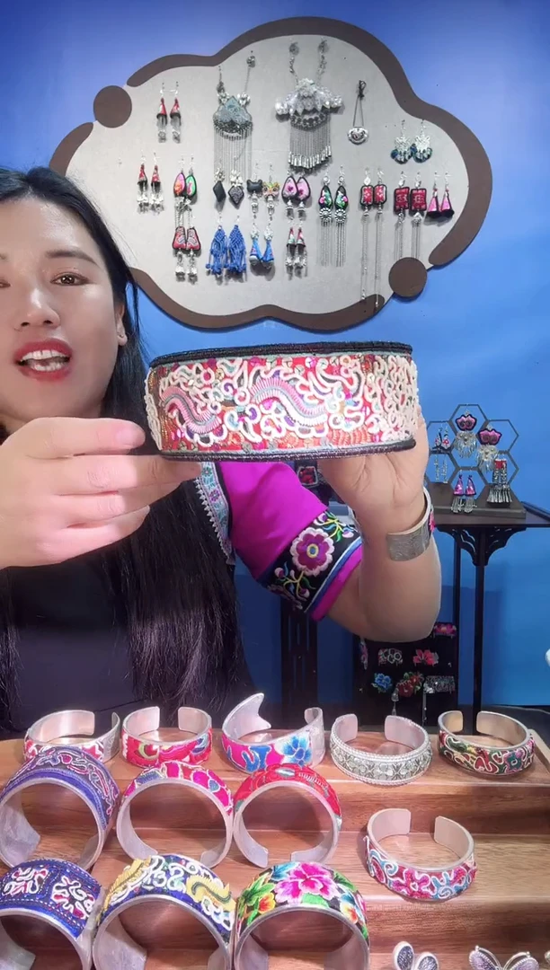 织绣非遗手工描银苗绣首饰20