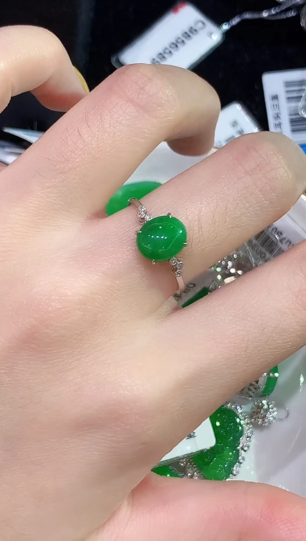 18K金镶嵌戒指翡翠多样性发其一