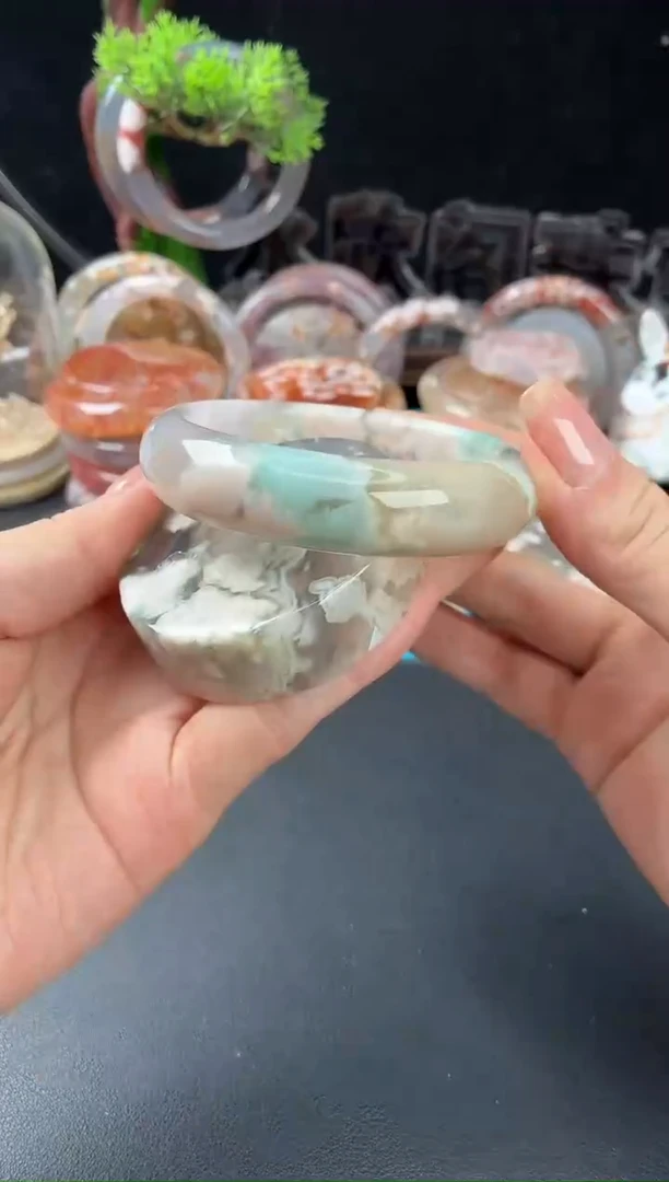 未镶嵌手镯（圆镯）石英质玉56