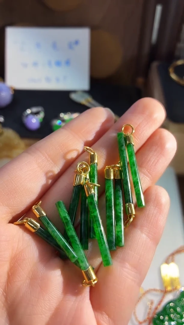 吊坠(不含链)18K金镶嵌翡翠吊坠（多样性发货发一个）