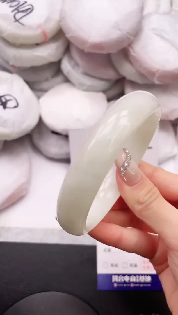 【闪购商品】和田玉手镯未镶嵌23K54-63