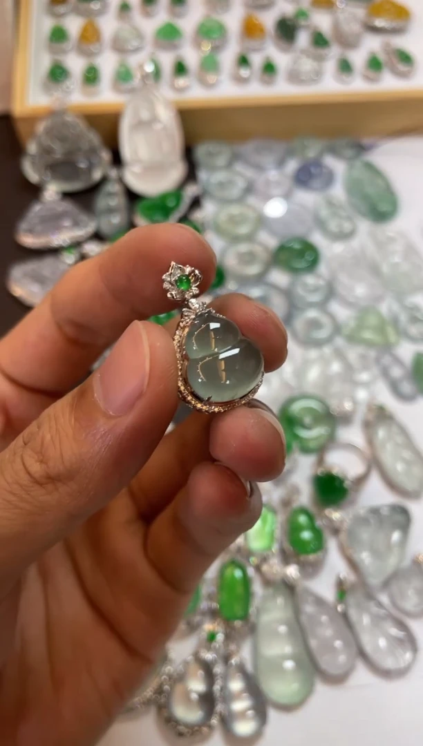 【闪购商品】翡翠吊坠(不含链)18K金镶嵌葫芦