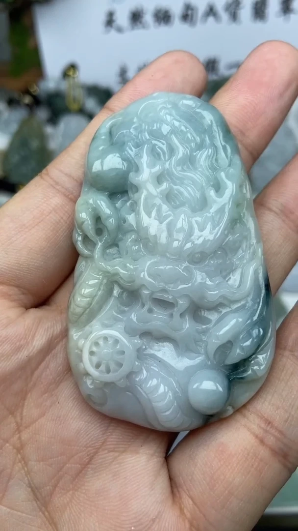 翡翠未镶嵌颈饰龙牌