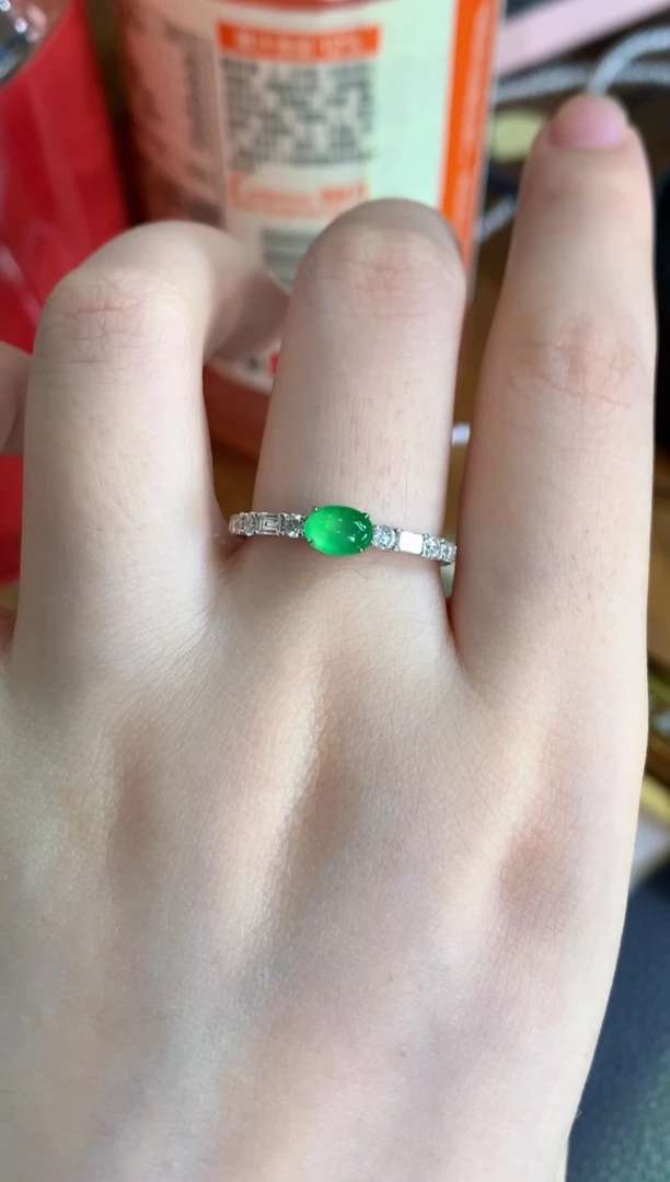 18K金镶嵌戒指翡翠绿蛋面戒指