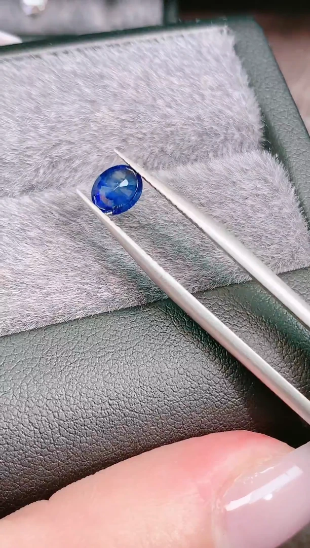 裸石蓝宝石内有色带0.9ct