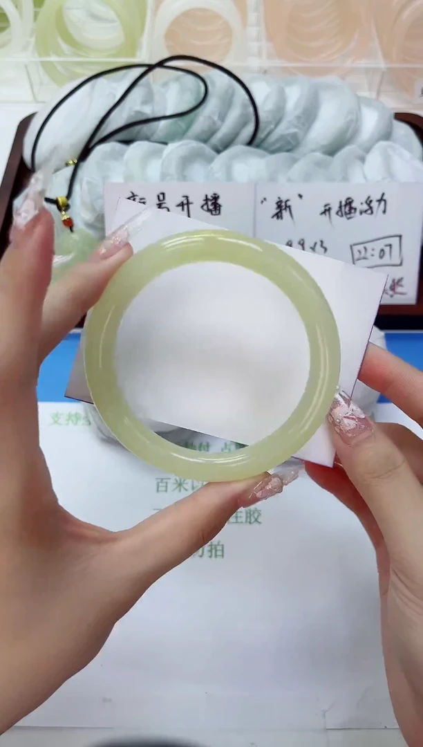 未镶嵌手镯石英质玉68-   60.9 一口糖