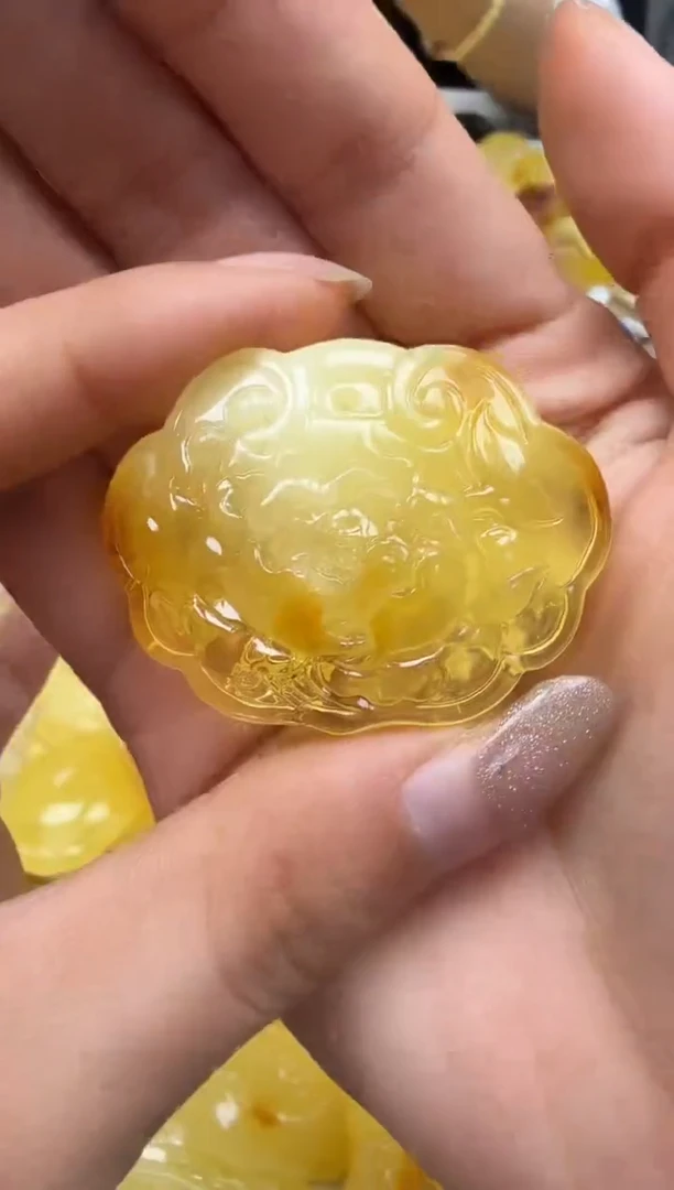 裸石琥珀未镶嵌如图