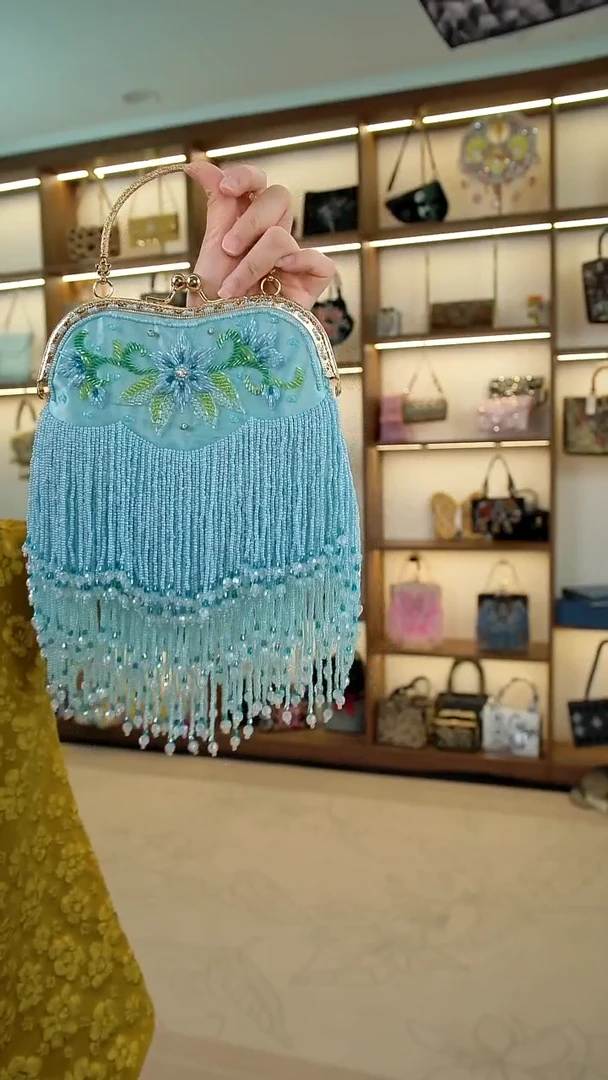 织绣百格汇手工串珠包