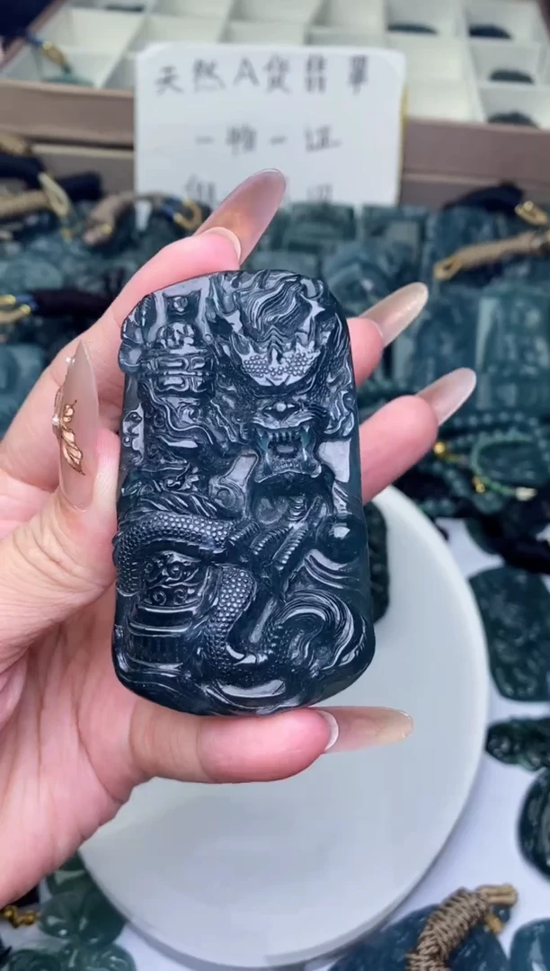 颈饰未镶嵌翡翠