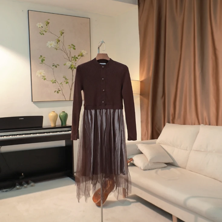 【爆姐严选】单排扣饰纱网下摆长款针织连衣裙女 75XA27