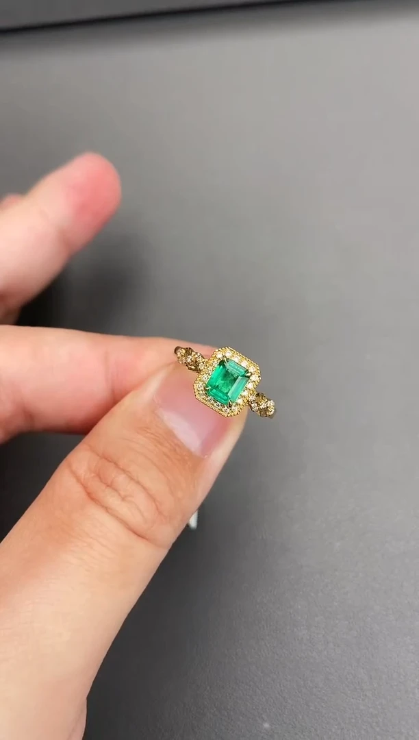 18K金镶嵌戒指祖母绿0.73ct/双十一清货