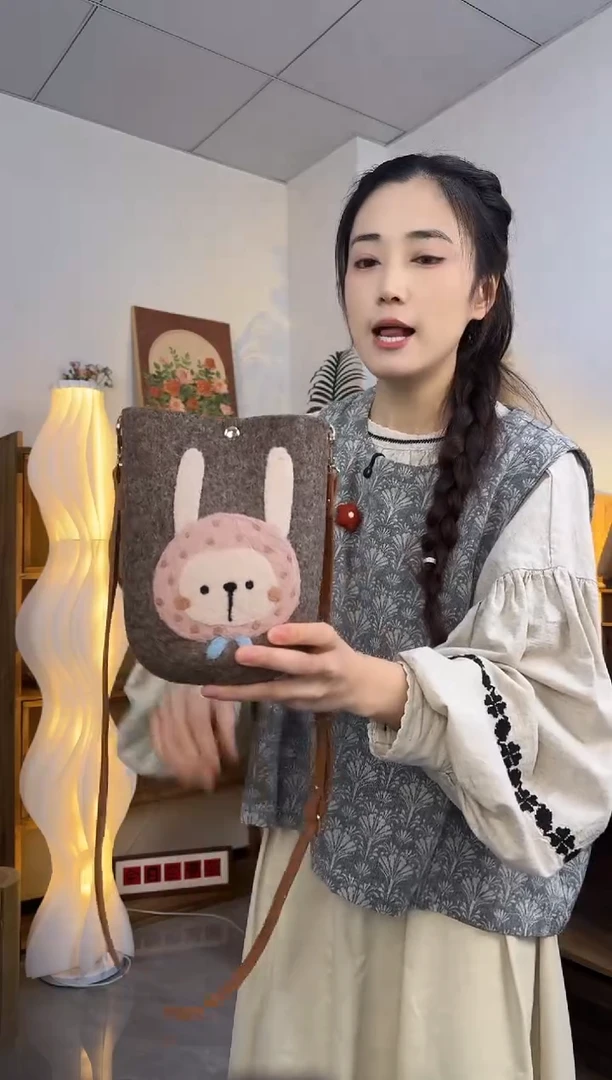 羊毛非遗纯手工包  手机包兔子