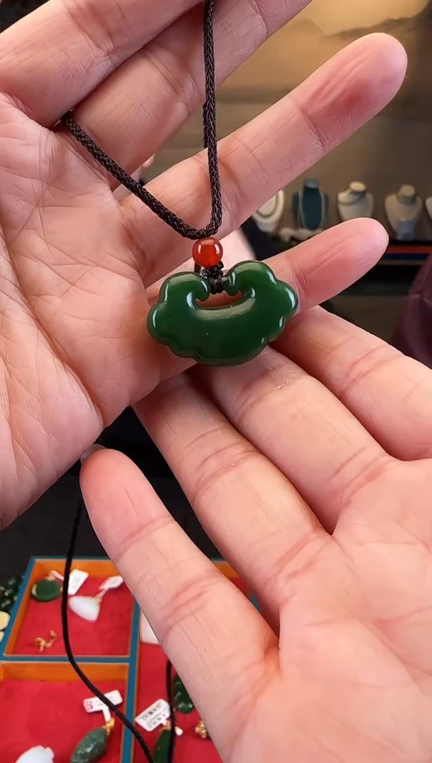 颈饰未镶嵌和田玉如意锁