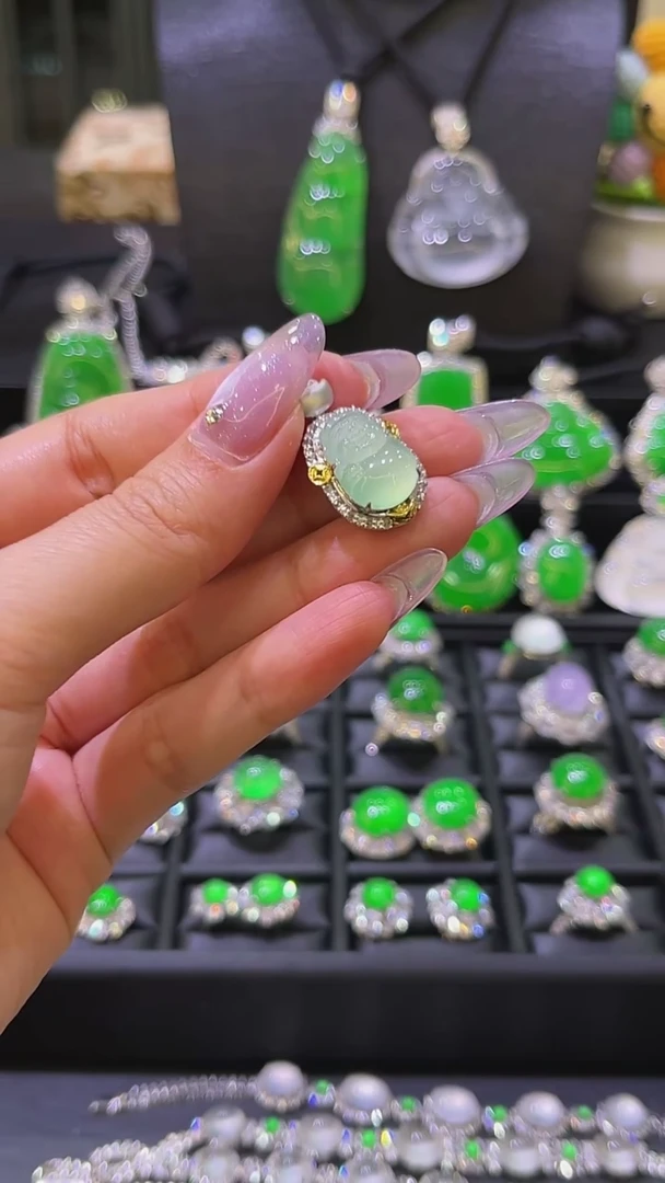 颈饰18K金镶嵌翡翠吊坠