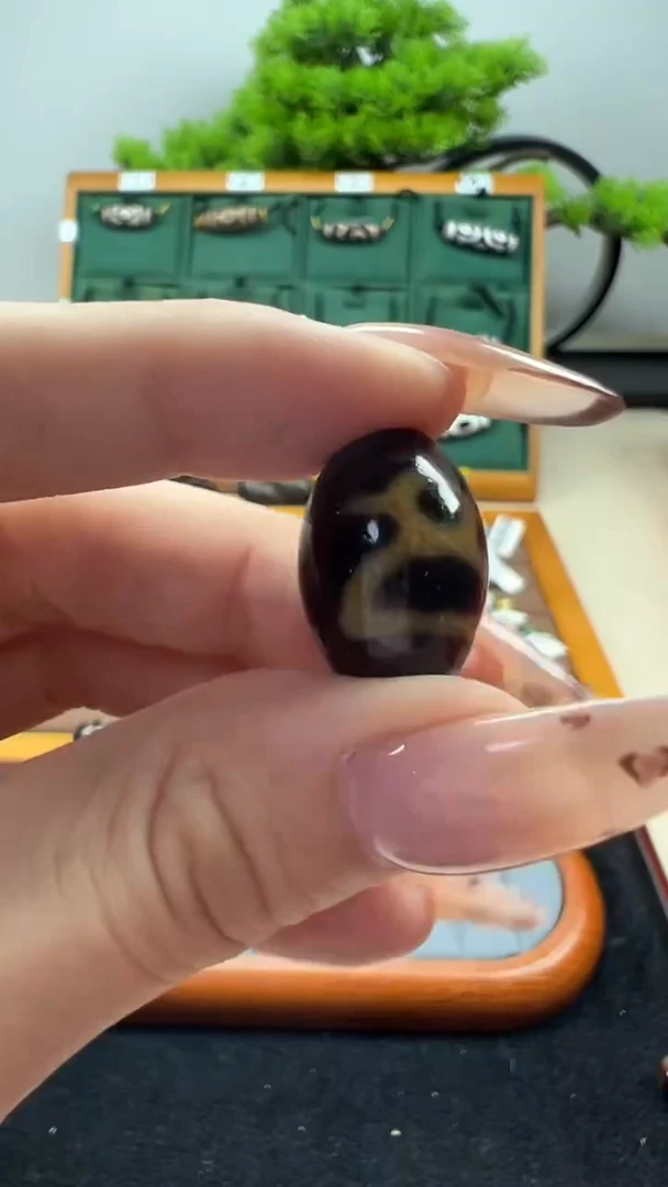 玛瑙/玉髓（覆膜）颈饰未镶嵌40.（微瑕）