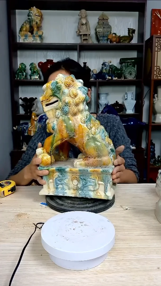 经典一对狮子精美复古风格瓷器