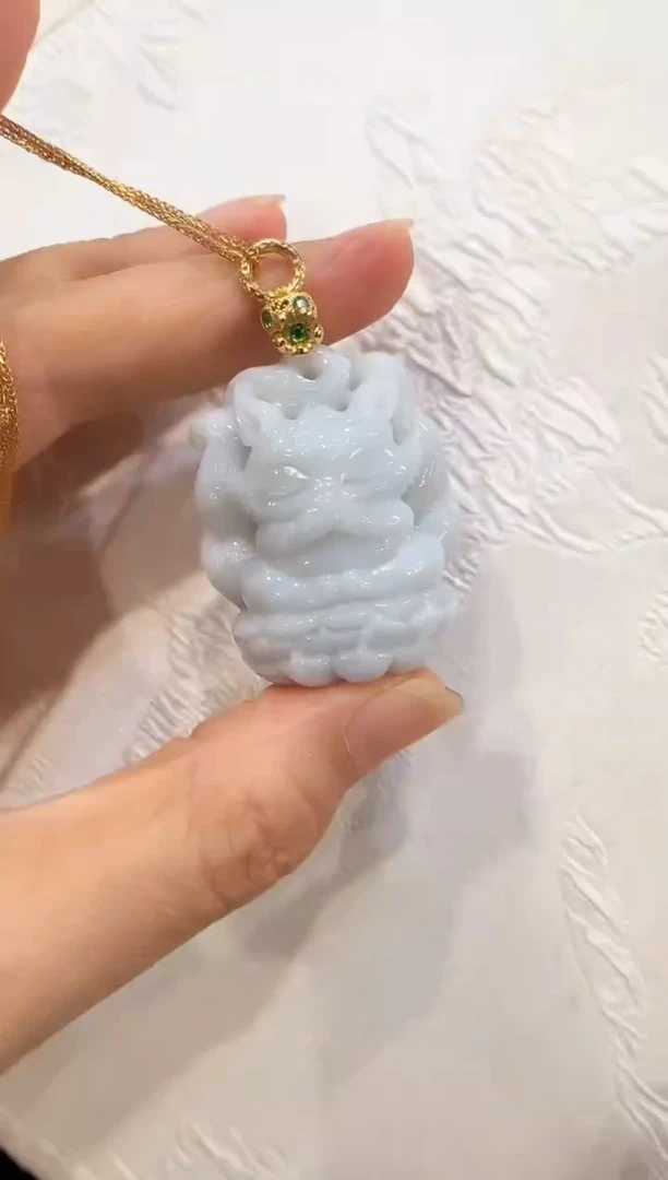 翡翠未镶嵌颈饰国风