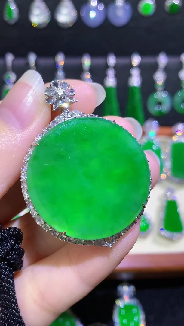 颈饰18K金镶嵌翡翠高冰满绿阳绿无事牌吊坠毛衣链吊坠