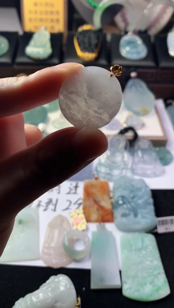 颈饰18K金镶嵌翡翠莹**爽无事牌