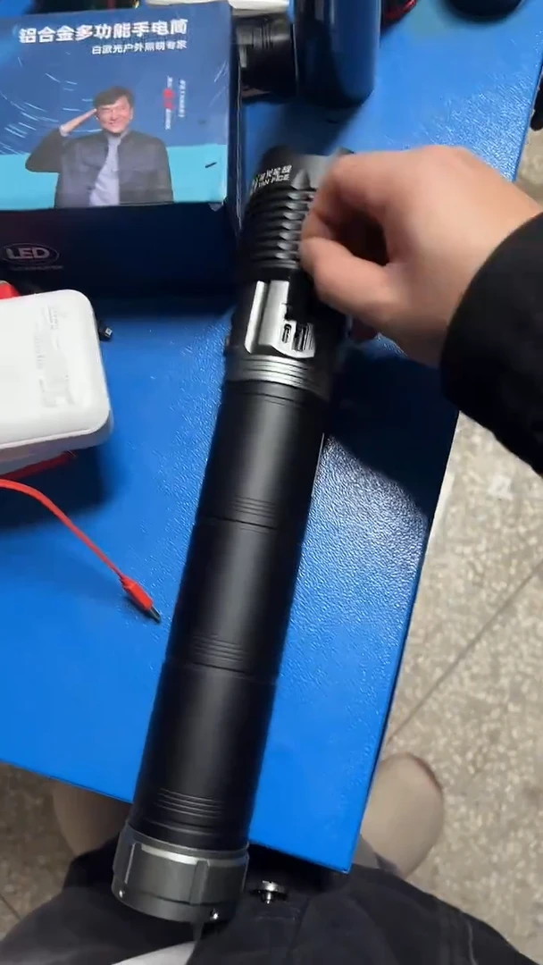 户外强光手电筒持久续航