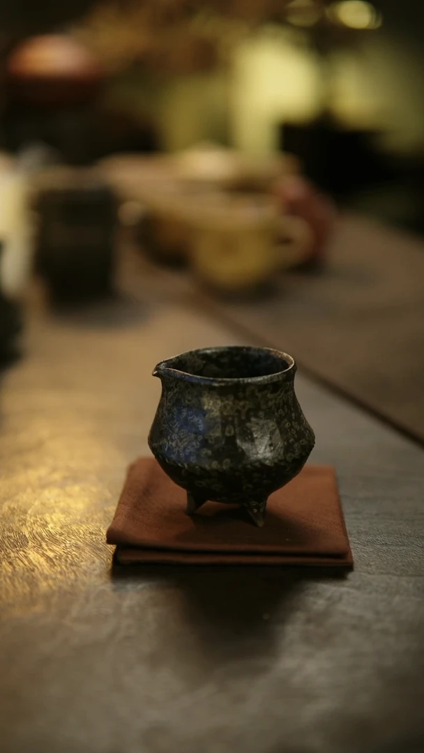 阿眠     耿道锦手作陶泥岩釉三足公道杯