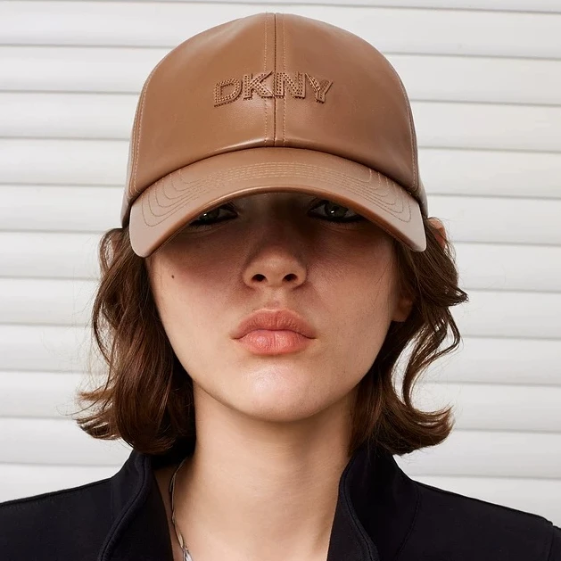 DKNY/唐可娜儿2024秋冬新品女复古美拉德仿皮贴布绣棒球帽