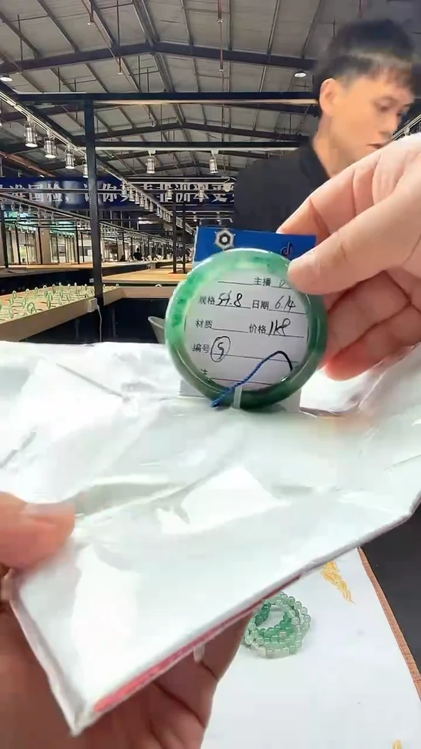 石英质玉（非洲翠）手镯未镶嵌非洲翠/精美非洲翠手镯