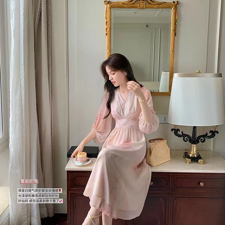 2025法式浪漫连衣裙设计感百搭休闲显瘦新款女气质v领度假长裙