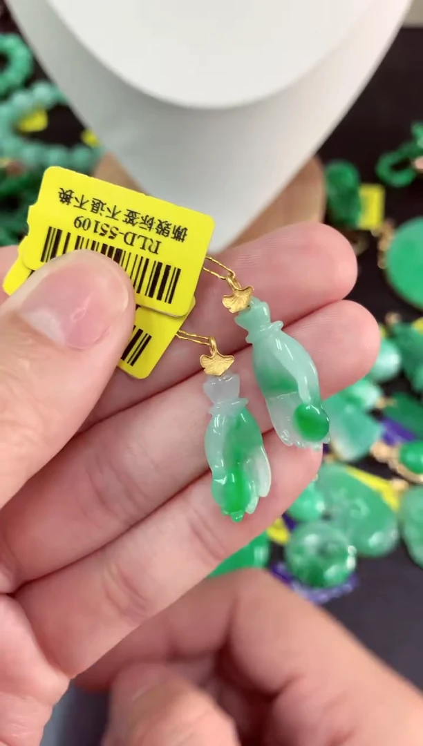 吊坠(不含链)18K金镶嵌翡翠多样性发货其中一件