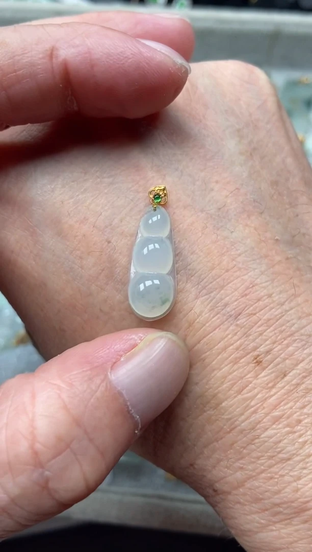 【闪购商品】翡翠吊坠(不含链)18K金镶嵌福豆