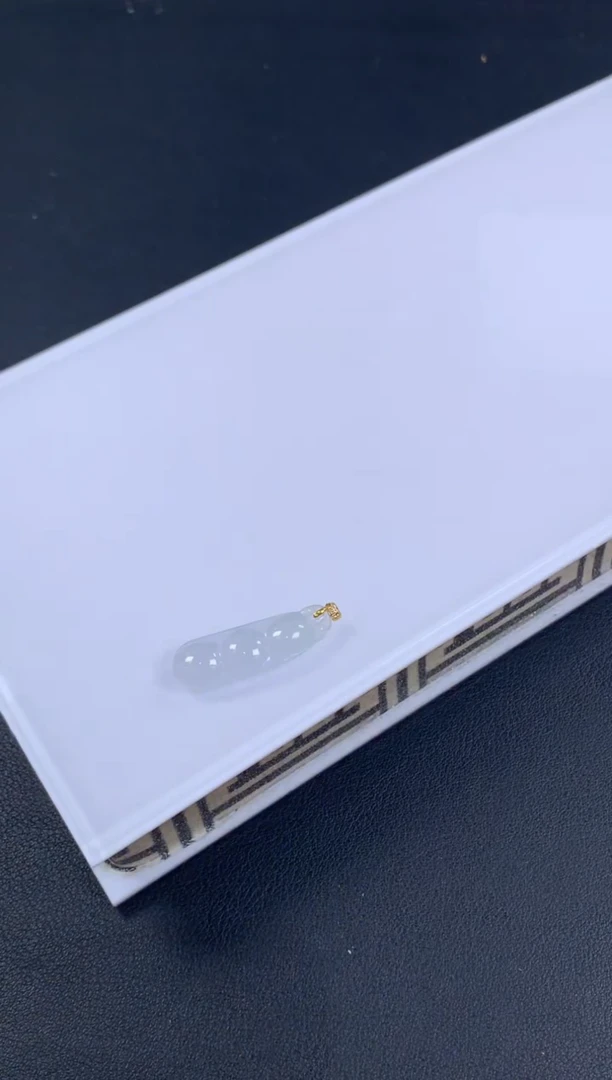 颈饰18K金镶嵌翡翠多样性发一件