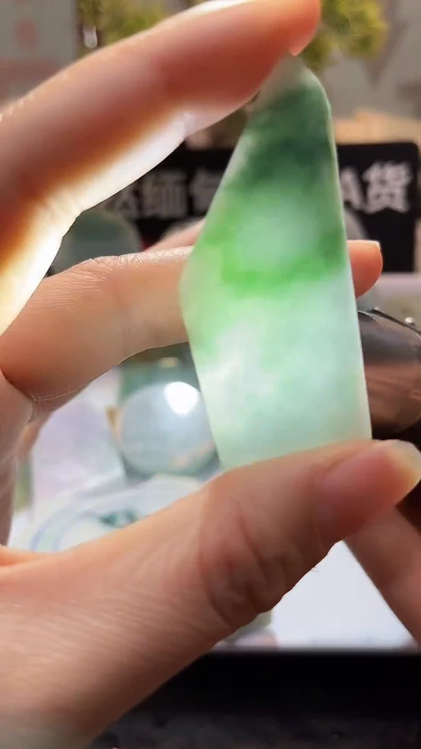 翡翠挂件未镶嵌翡翠