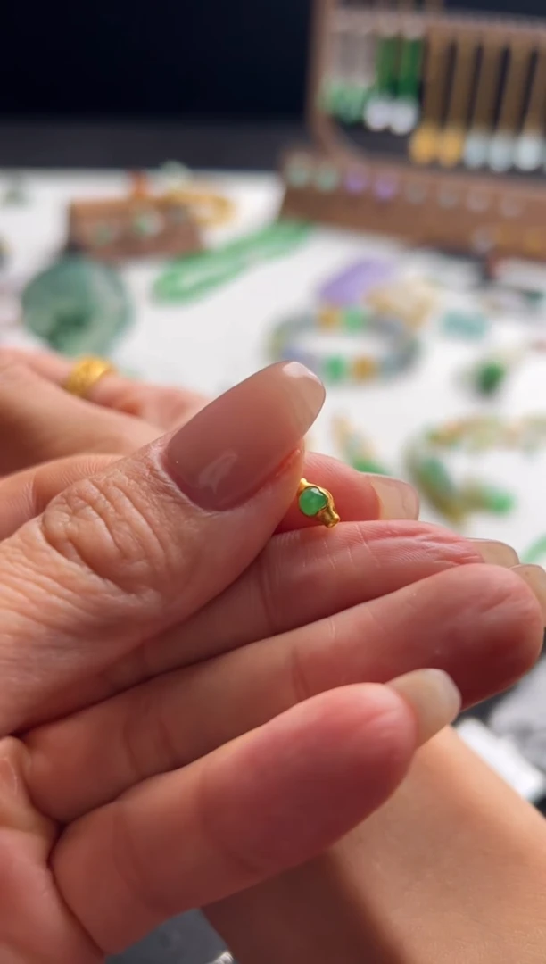 【闪购商品】定制翡翠18K金镶嵌绿蛋面隔珠