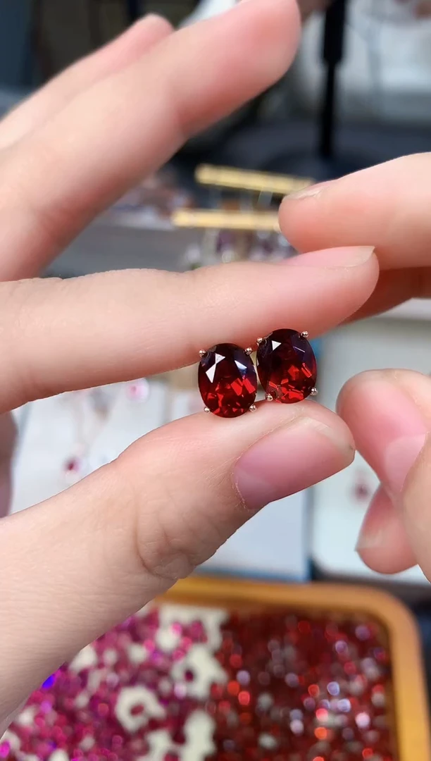【闪购商品】石榴石耳钉银S925镶嵌天然7*9