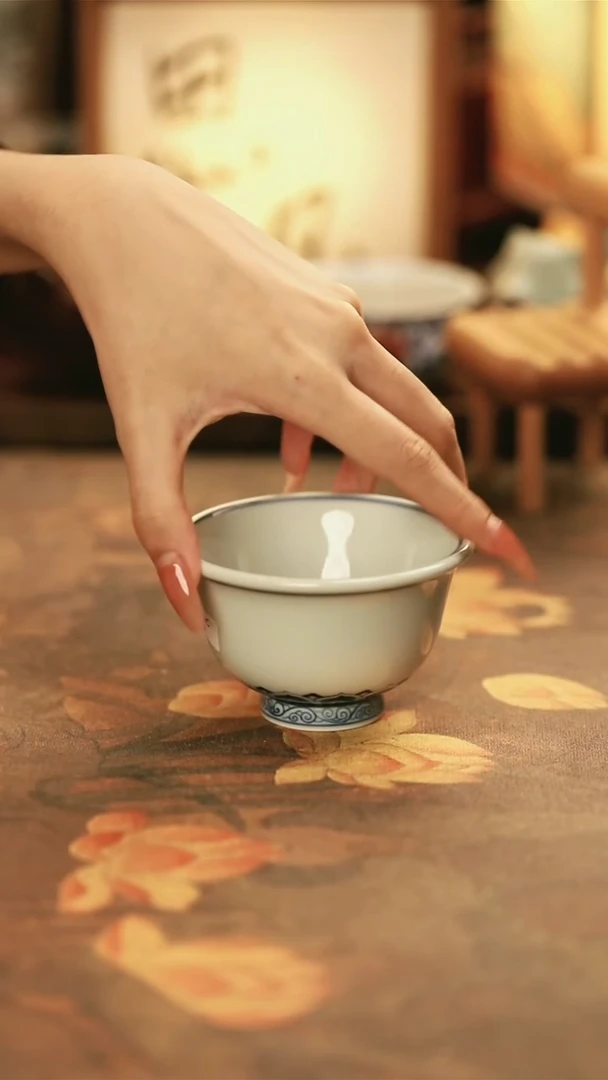M666/陶瓷留白宝相纹压手杯