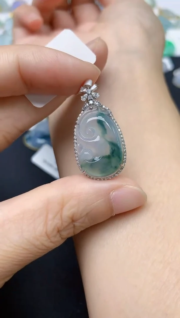 翡翠18K金镶嵌颈饰天然缅甸A货翡翠