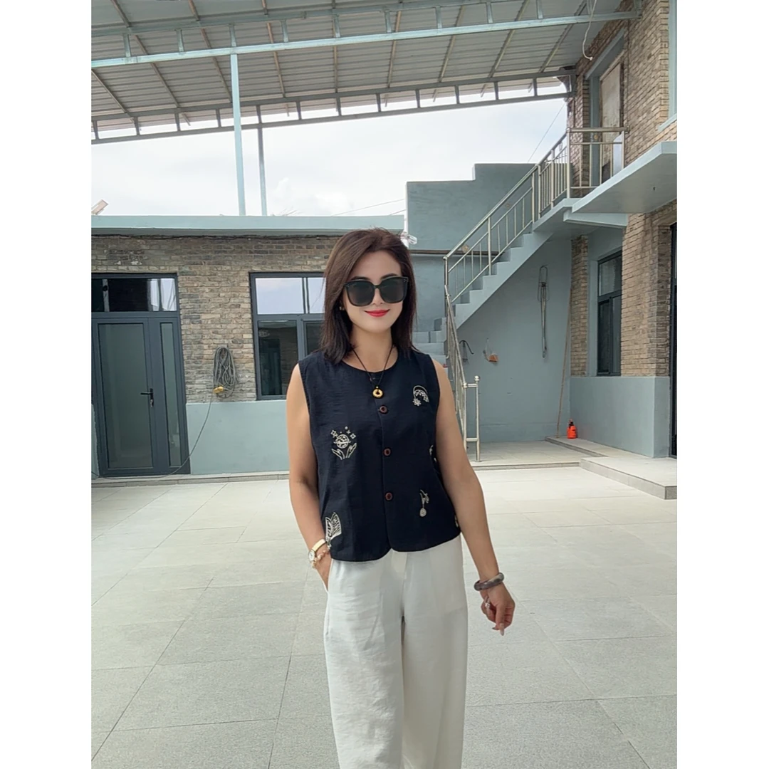 艳艳家 圆领休闲凉感刺绣时尚马甲