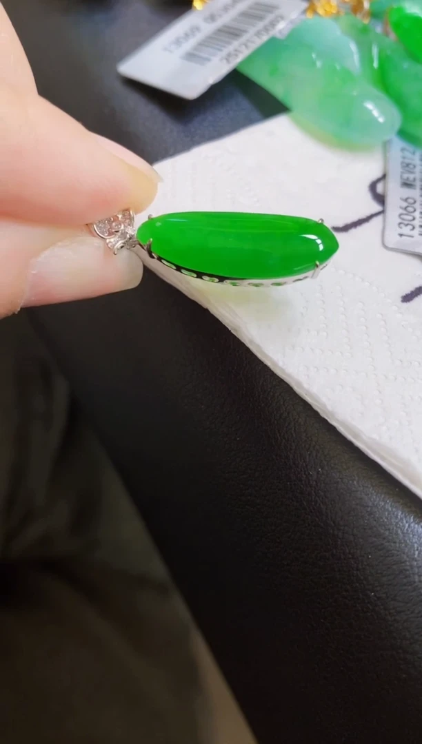 颈饰18K金镶嵌翡翠瓜