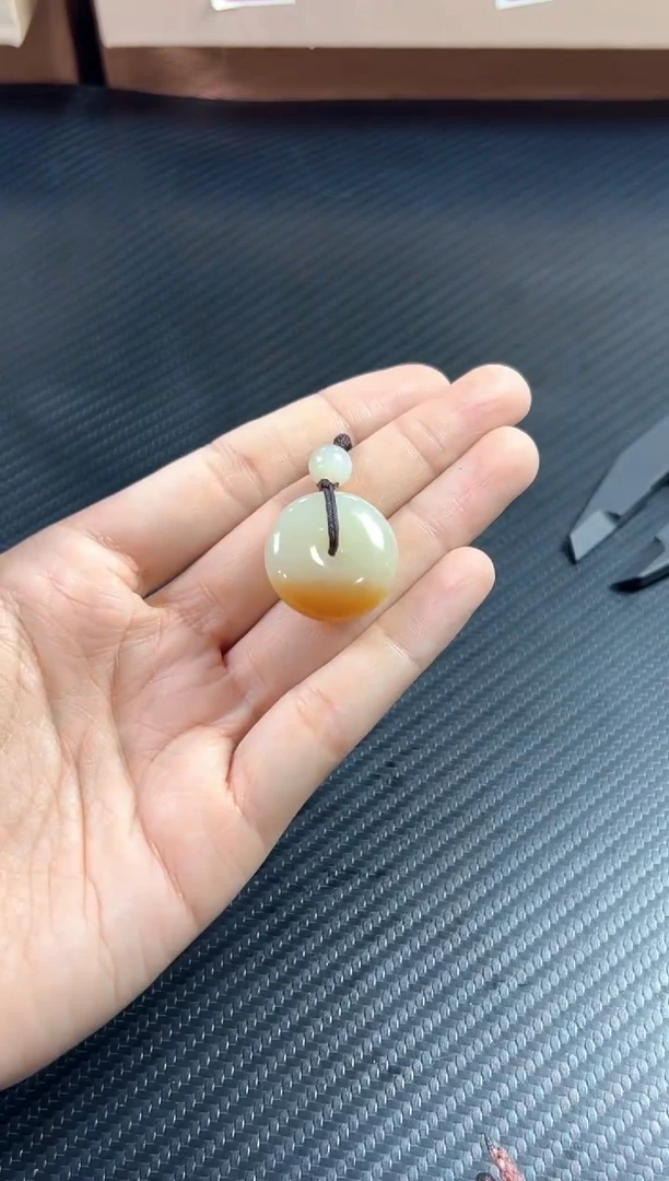 吊坠(赠链)未镶嵌和田玉且末微色差金山
