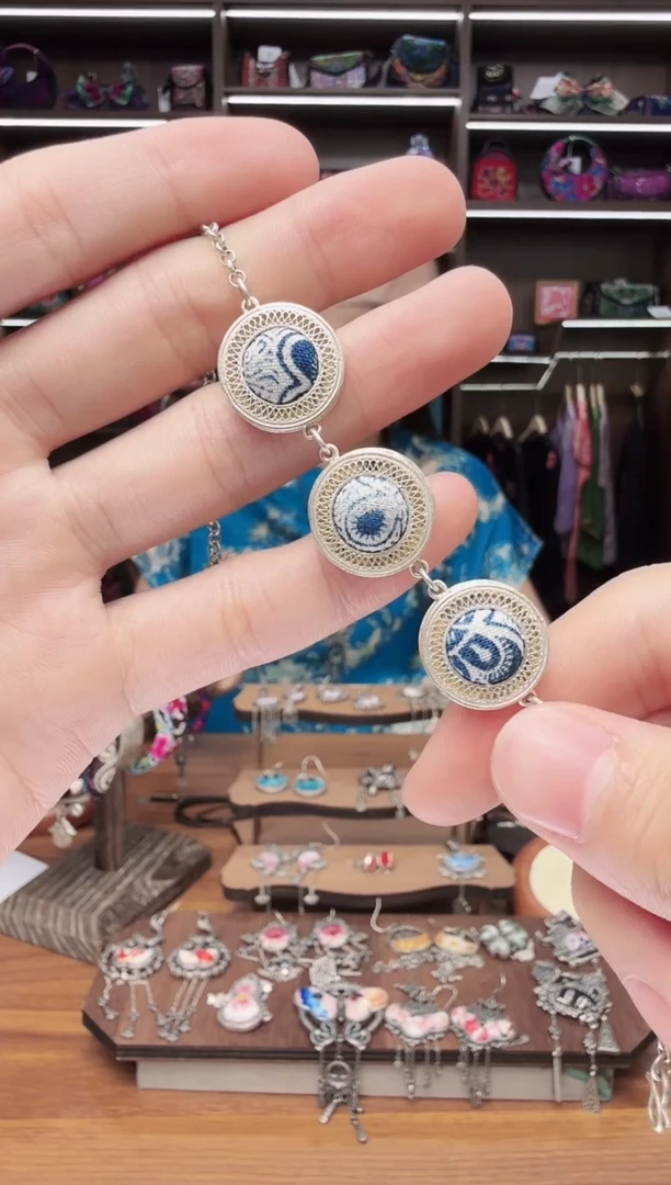 织绣92蒙阿苏苗绣传承店