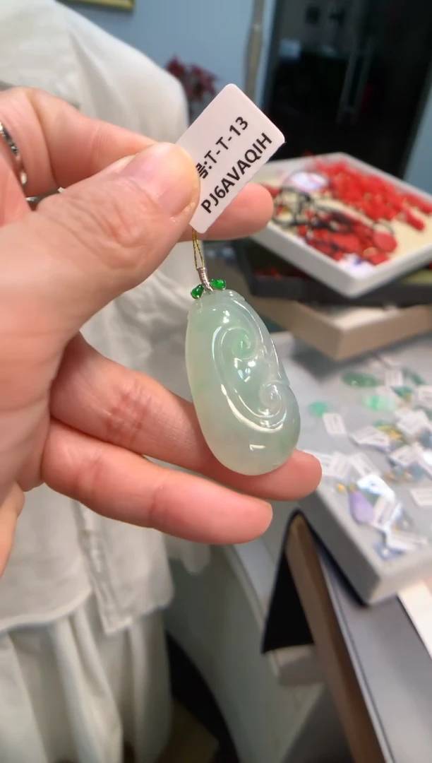 颈饰18K金镶嵌翡翠如意