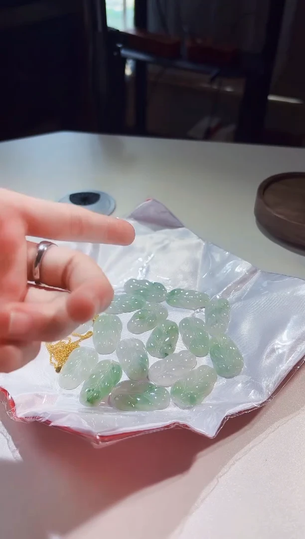 翡翠未镶嵌吊坠(赠链)天然A货缅甸翡翠吊坠精致百搭9002