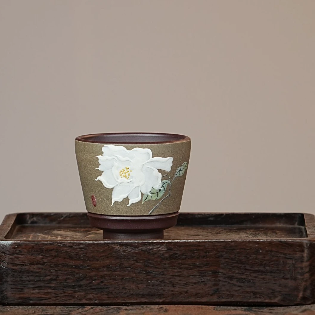 宜兴原矿老紫泥粉青灰段泥泥绘牡丹紫砂杯 NX