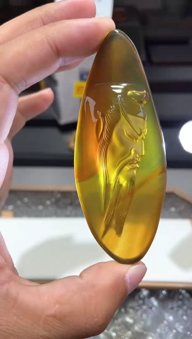 琥珀颈饰未镶嵌关公