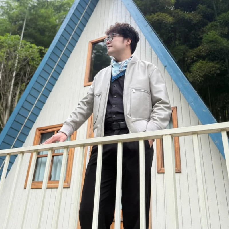 ”爱玛人仕26秀款橙灰色“Plonge小羊羔皮大口袋滚边飞行夹克
