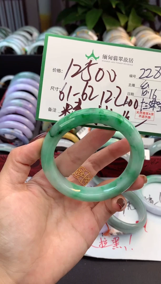 未镶嵌定制翡翠毛货需精细抛光+多人